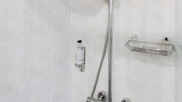 Basic Room | Bathroom | Free toiletries, hair dryer, towels