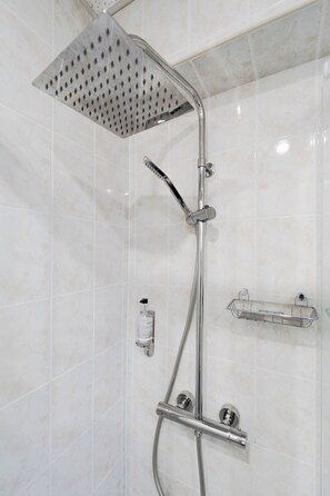 Basic Room | Bathroom | Free toiletries, hair dryer, towels - Hotel Escurial (Metz)