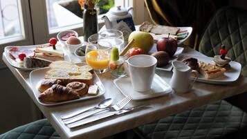 Daily continental breakfast (EUR 15.90 per person)
