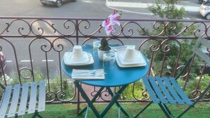 تناول الطعام بالخارج