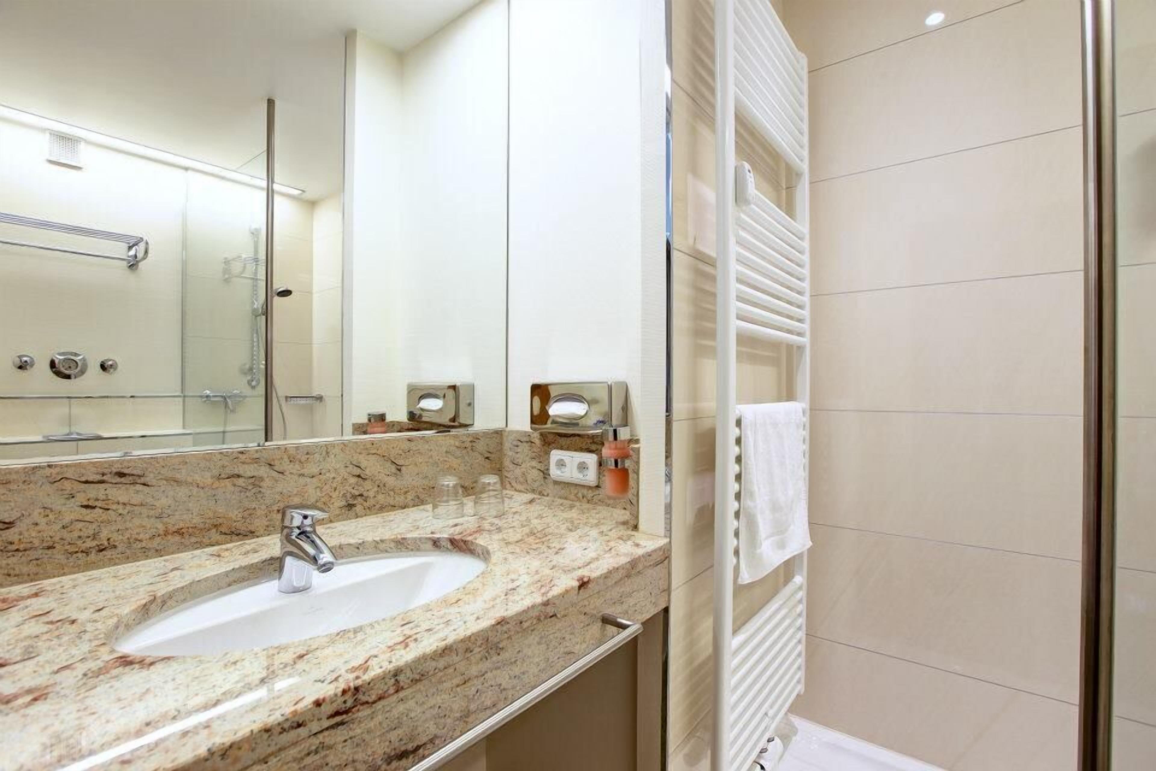 shower, free toiletries, hair dryer, towels