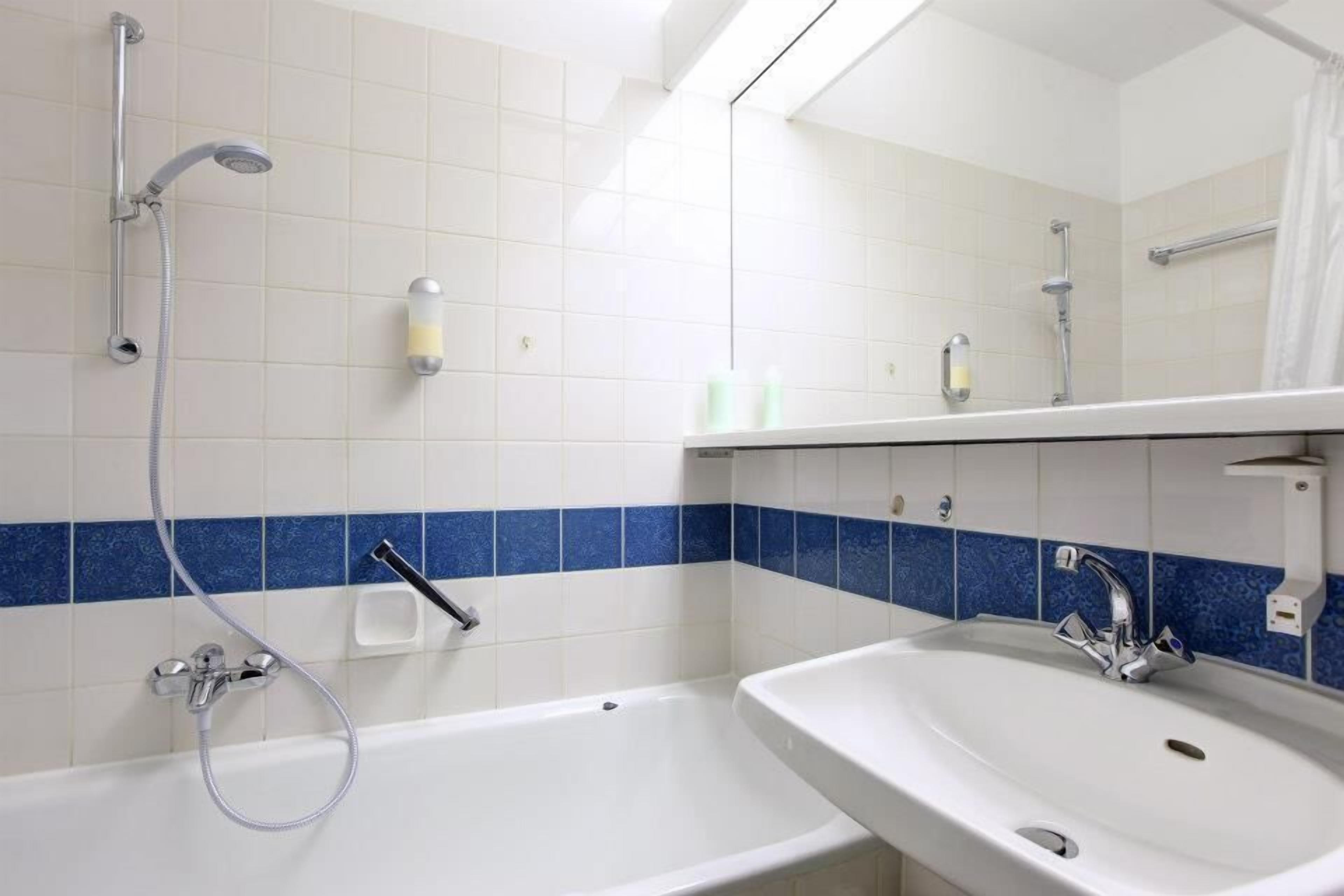 Ein Badezimmer mit Badewanne, Waschbecken und Dusche.