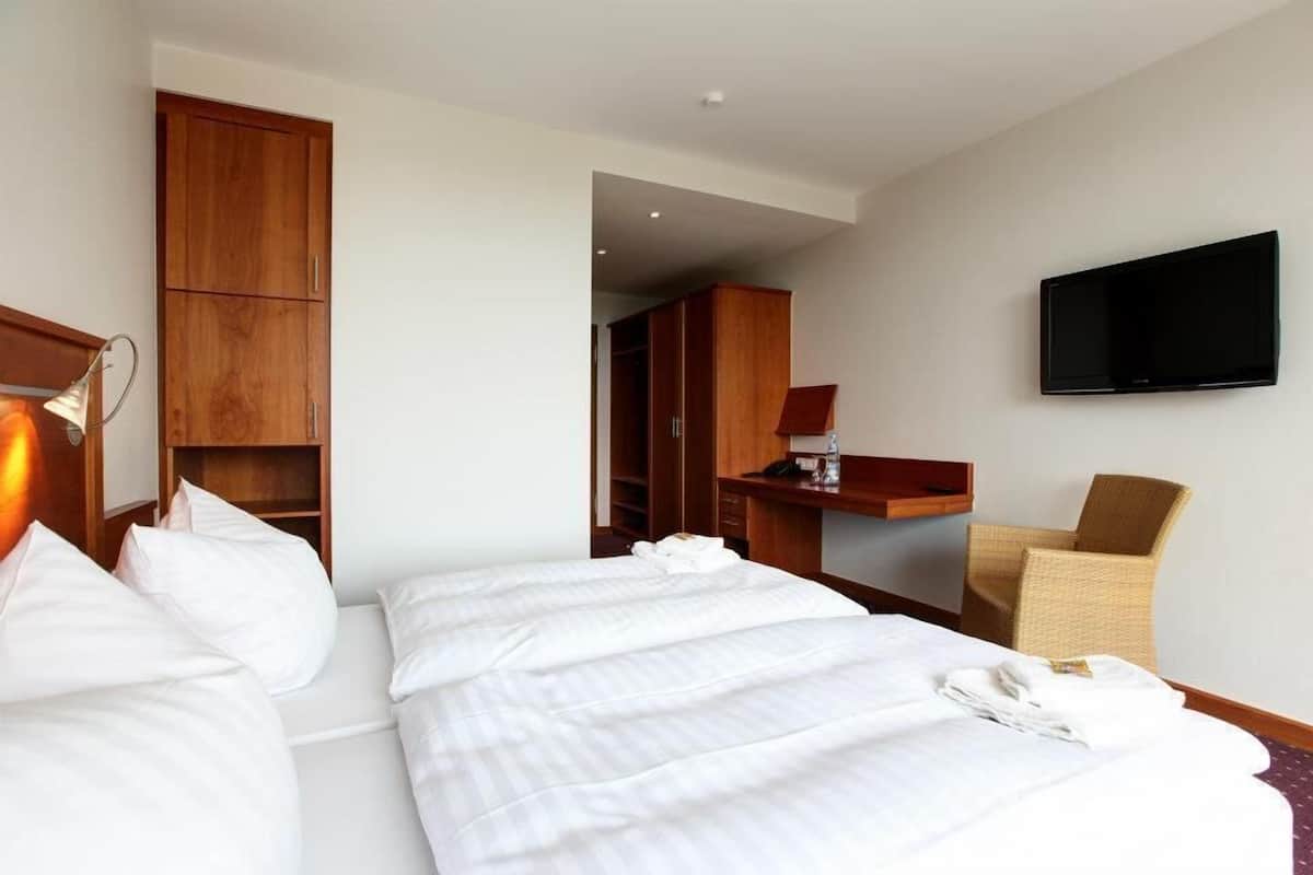Basic Double Room, Ensuite | In-room safe, desk, travel crib, free WiFi