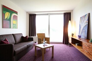 Standard Triple Room, Accessible, Private Bathroom | In-room safe, desk, free WiFi, bed sheets - Hotel Im Park (Bad Iburg)