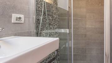 Superior Room | Bathroom | Shower, rainfall showerhead, free toiletries, hair dryer