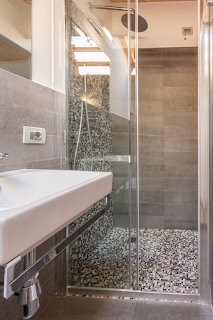 Superior Room | Bathroom | Shower, rainfall showerhead, free toiletries, hair dryer. B&B Bianco e Blu