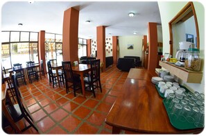 Desayuno bufé gratuito y diario