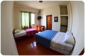 Habitación cuádruple básica, varias camas, no fumadores, vistas al patio | 3 dormitorios, escritorio, cortinas opacas