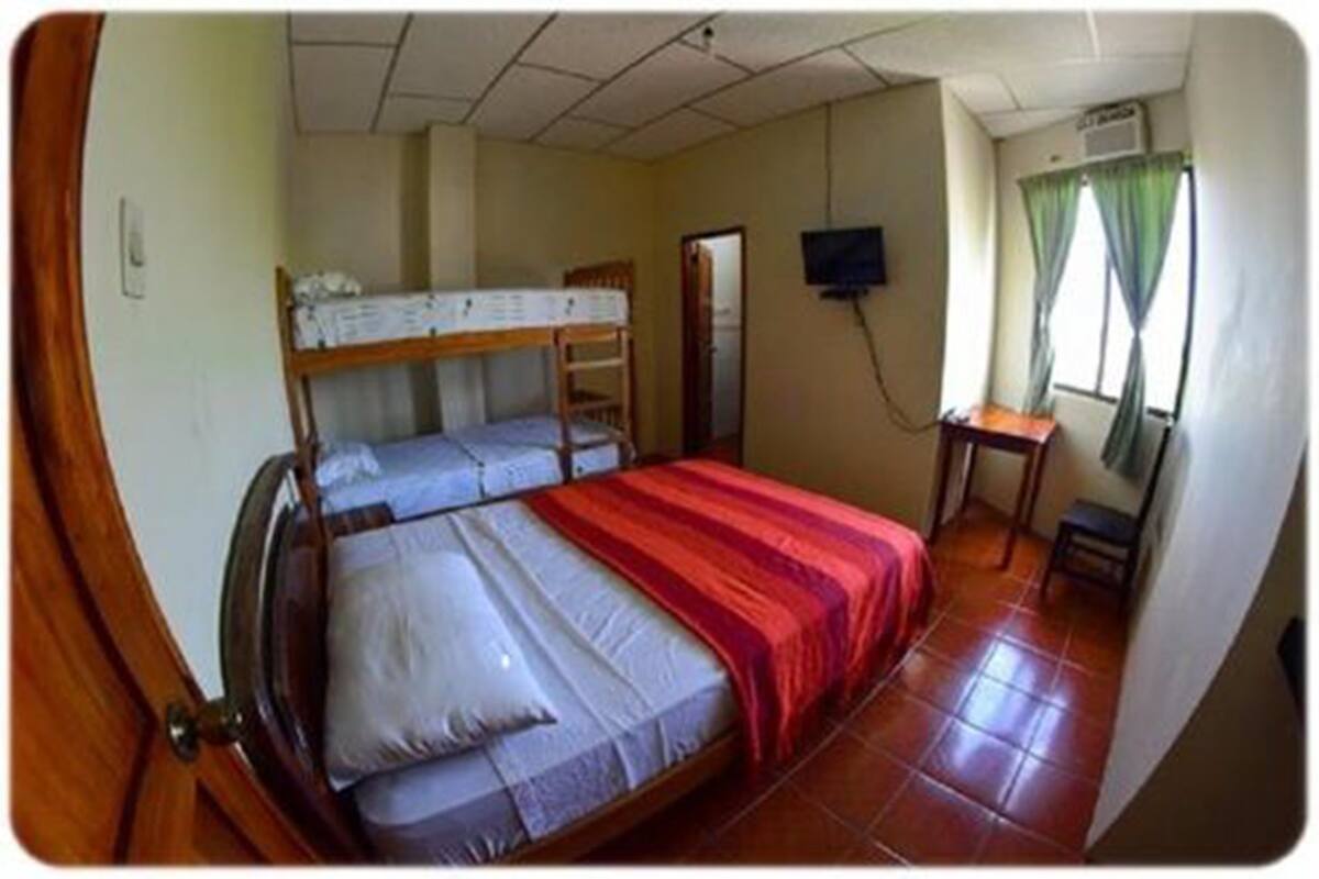 Habitación familiar, varias camas, no fumadores, vistas a la playa | 3 dormitorios, escritorio, cortinas opacas