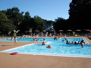 Piscine extérieure, parasols de plage, chaises longues