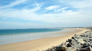 Gần bãi biển, cát trắng