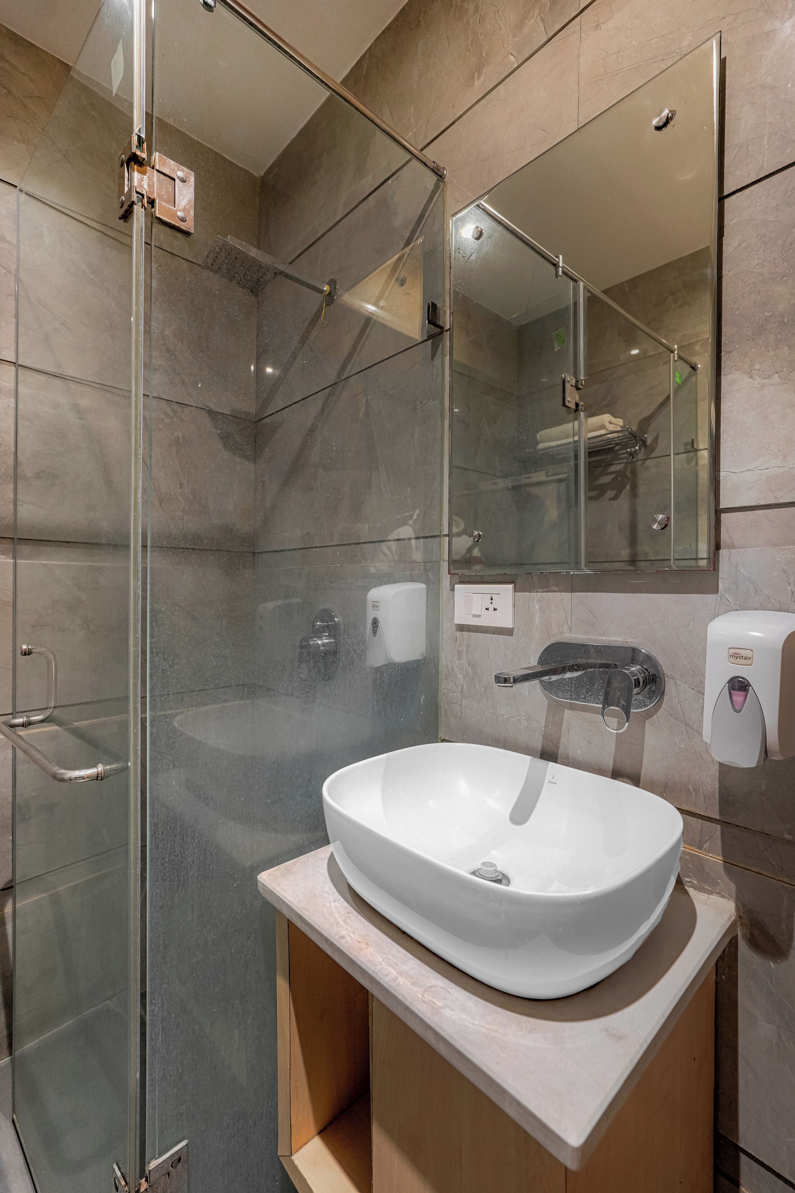 premium room | bathroom | shower, slippers, towels
