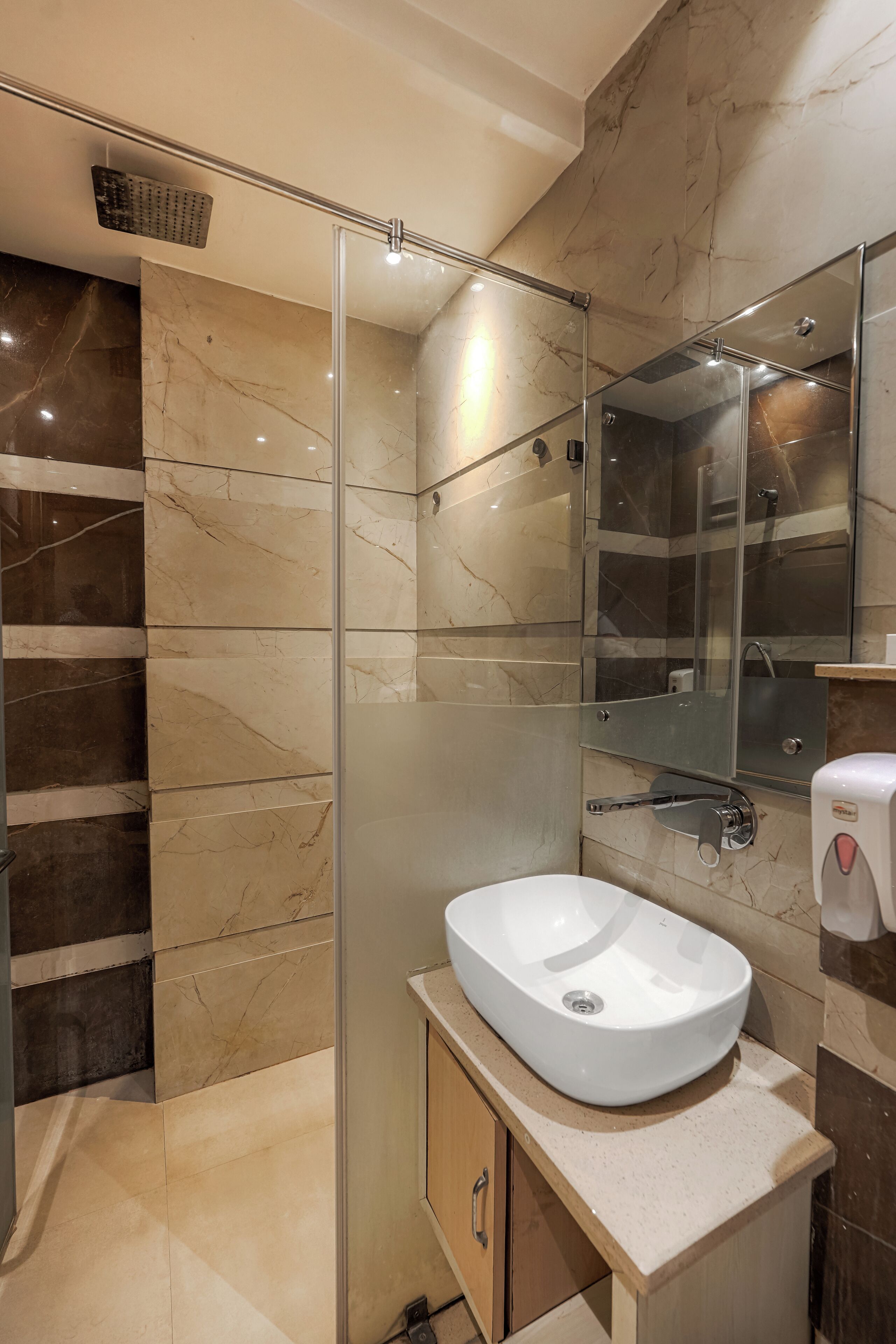 club suite, 1 bedroom | bathroom | shower, slippers, towels