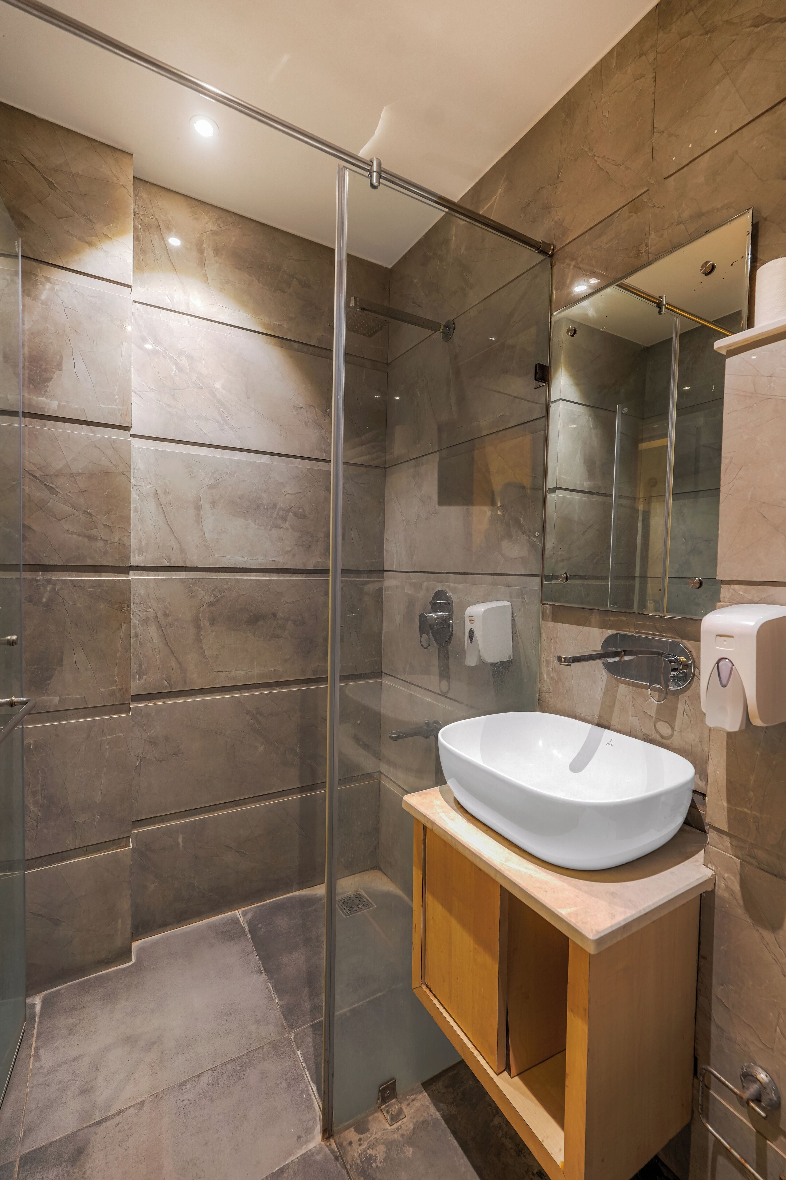 club suite, 1 bedroom | bathroom | shower, slippers, towels