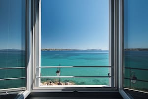 Suite, vistas al mar | Caja fuerte, escritorio, cortinas opacas y sistema de insonorización
