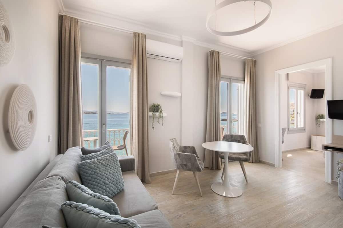 Caja de seguridad en la habitación, escritorio y cortinas blackout