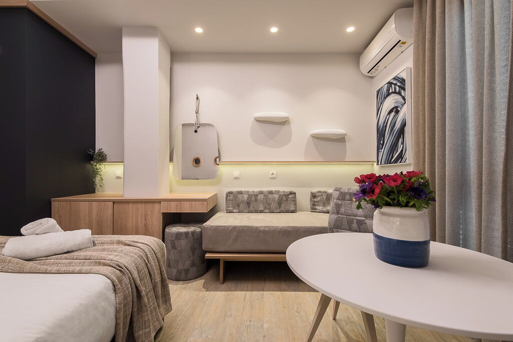 Chambre Triple, vue partielle sur la mer | Coffres-forts dans les chambres, bureau, rideaux occultants