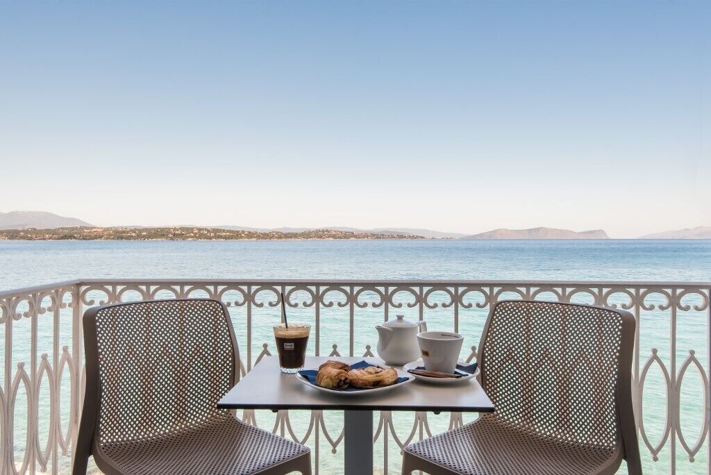 Una mesa con dos sillas y vista al mar.