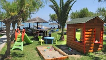 Zona de juegos infantil al aire libre