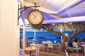 Outdoor dining - Fiore Beach Studios (Zakynthos)