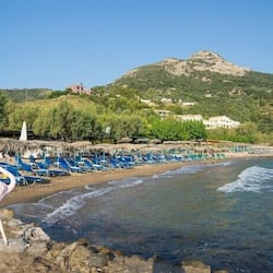 En la playa, camastros y sombrillas