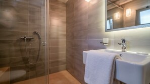 Appartement, vue sur la mer | Salle de bain | Douche, séchoir à cheveux, serviettes fournies