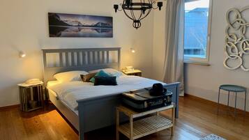 3 bedrooms, individually decorated, desk, laptop workspace