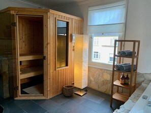 Traditional Condo, Balcony (Annemarie) | Bathroom amenities