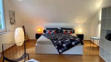 Traditional Condo, Balcony (Christian) | 3 bedrooms, individually decorated, desk, laptop workspace