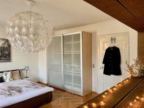 Condo tradicional, sacada (Annemarie) | 3 quartos, individualmente decorados, escrivaninha