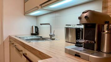 Traditional Condo, Balcony (Annemarie) | Private kitchen | Fridge, microwave, oven, stovetop