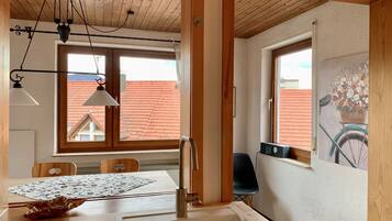 Traditional-Apartment, Balkon (Christian) | Essbereich im Zimmer