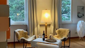 3 bedrooms, individually decorated, desk, laptop workspace