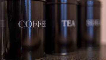 Geladeira, micro-ondas, fogão, talheres/pratos/utensílios de cozinha