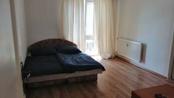 Apartemen, 3 kamar tidur, menara | Meja kerja, tirai kedap cahaya, setrika/meja setrika, dan Wi-Fi gratis