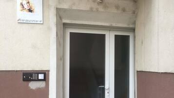 Pintu masuk properti