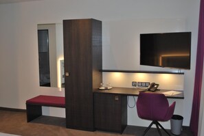 Premium bedding, pillow-top beds, in-room safe, individually furnished - Hotel am Berg Esslingen (Esslingen)