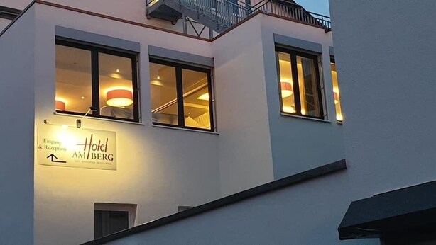 A hotel with a reception area, multiple windows, and a balcony. - Hotel am Berg Esslingen (Esslingen)