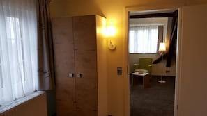 Cofres nos quartos, escrivaninha, berços (sobretaxa)