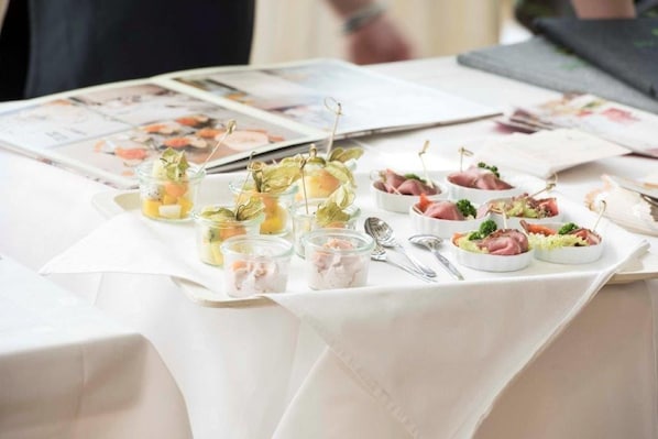 A table with various food items, including small jars and plates with appetizers. - Hotel Jägerhaus Esslingen (Esslingen)