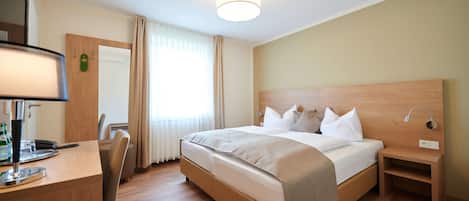 Tweepersoonskamer | Een kluis op de kamer, een bureau, geluiddichte muren, gratis wifi