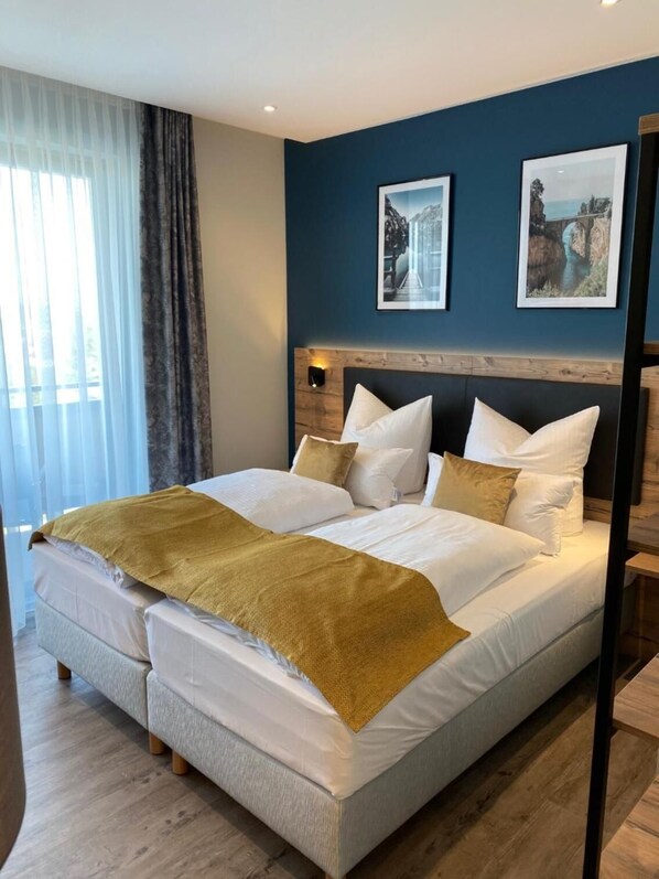 خزنة داخل الغرفة ومكتب وتجهيزات عازلة للصوت وواي فاي مجانًا