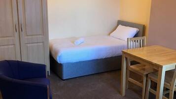 Basic Apartment, 2 Single Beds, Non Smoking