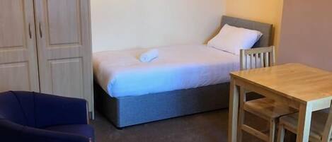 Basic-Apartment, 2 Einzelbetten, Nichtraucher | Bügeleisen/Bügelbrett, kostenloses WLAN, Bettwäsche