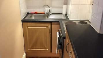 Basic Apartment, 2 Single Beds, Non Smoking | Private kitchen | Fridge, microwave, oven, cookware/dishes/utensils