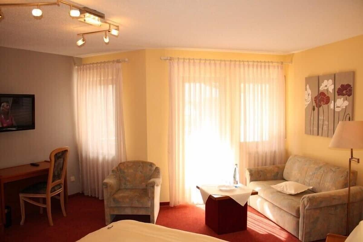 Doppelzimmer, Balkon | Schreibtisch, Zustellbetten, Bettwäsche