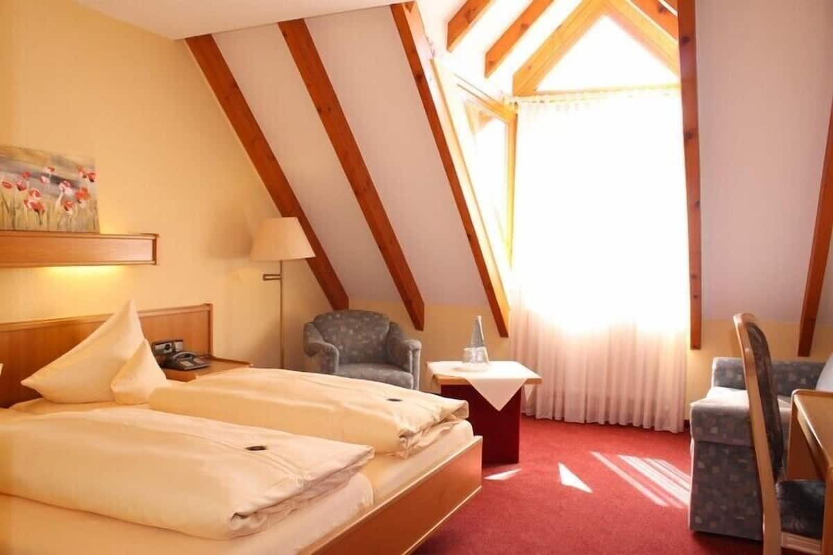 Schreibtisch, Zustellbetten, Bettwäsche