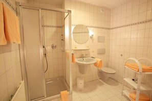 Shower, towels - Hotel Garni Cafe Schacher (Oberwolfach)