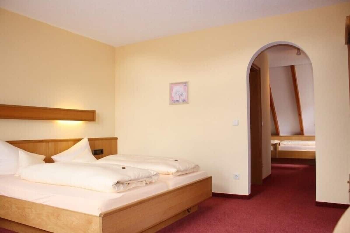 Schreibtisch, Zustellbetten, Bettwäsche