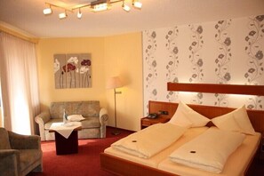 ห้องดับเบิล, ระเบียง | โต๊ะทำงาน, เตียงเสริม/เปล, ผ้าปูที่นอน